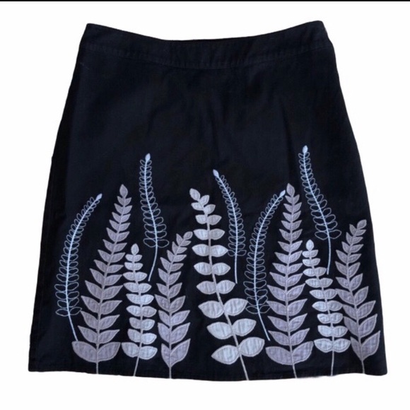 Boden Dresses & Skirts - Boden black appliqué skirt